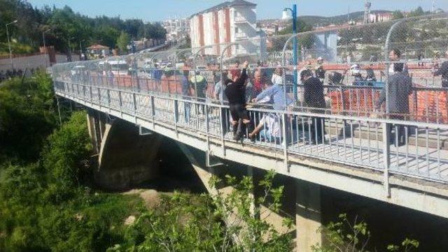Köprüdeki Intihar Girişimini Polis Sonlandırdı