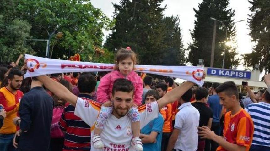 Galatasaray'a Adana'da Coşkulu Karşılama
