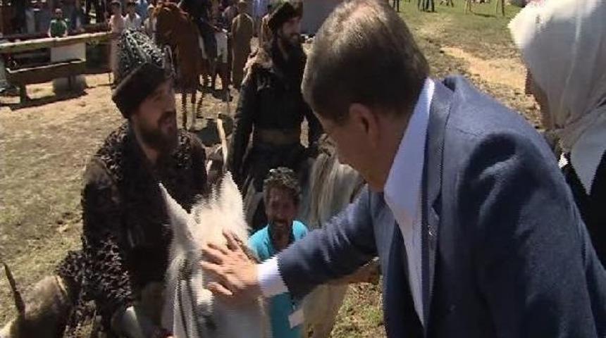Davutoğlu, "diriliş Ertuğrul" Dizisinin Setini Gezdi