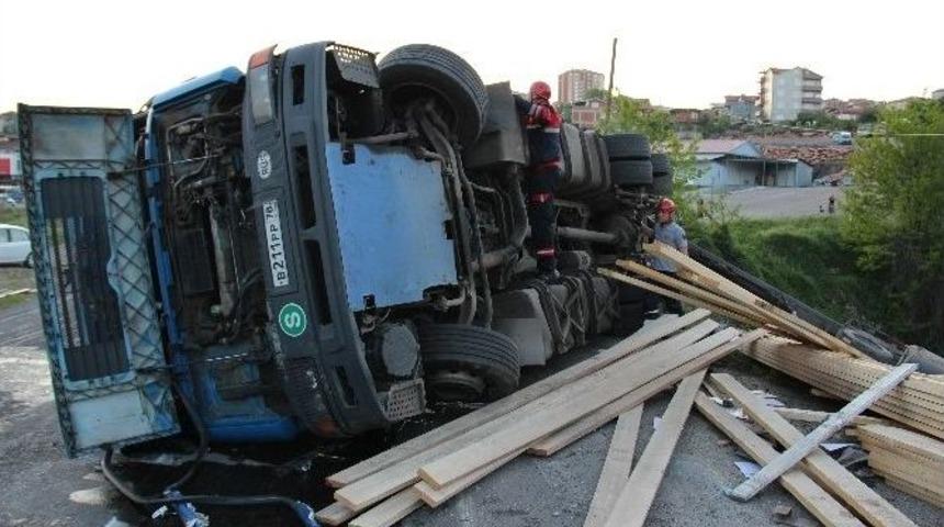 Kereste Y&uuml;kl&uuml; Tır Devrildi: 1 Yaralı