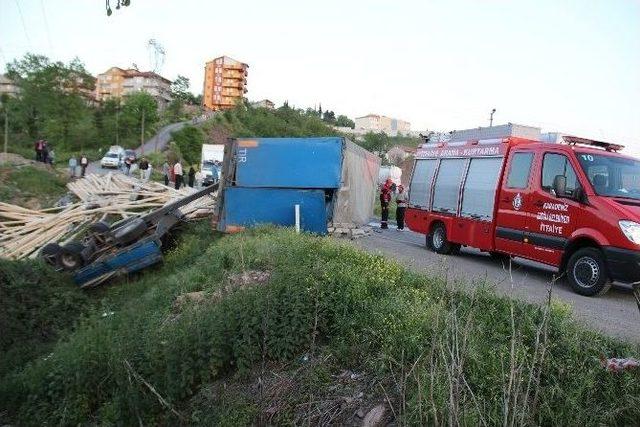 Kereste Yüklü Tır Devrildi: 1 Yaralı