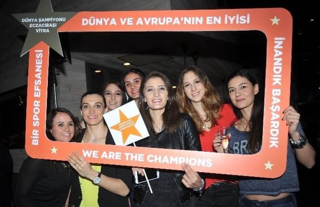 Eczacıbaşı Vitra D&uuml;nya Şampiyonluğunu Kutladı