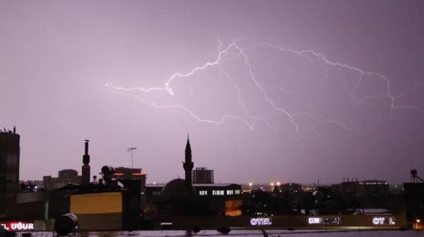 Şanlıurfa'da Şimşekler Korkuttu
