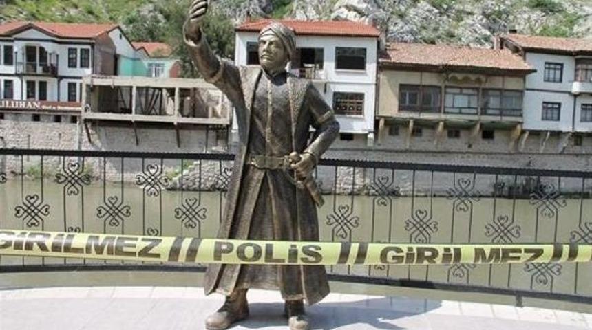 Selfie-Taking Ottoman Statue Now Under Police Protection