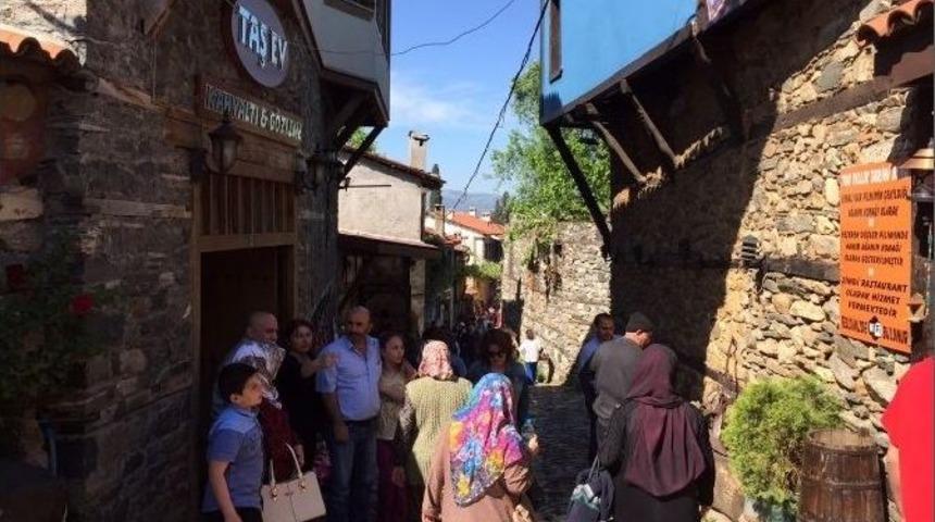 Tarihi Cumalıkızık&rsquo;a Turist Akını