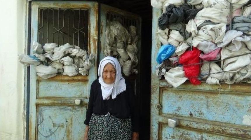 Alzheimer Hastası Yaşlı Kadın Yardım Bekliyor