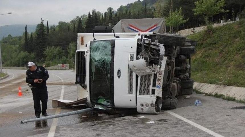Limon Y&uuml;kl&uuml; Kamyon Devrildi: 2 Yaralı