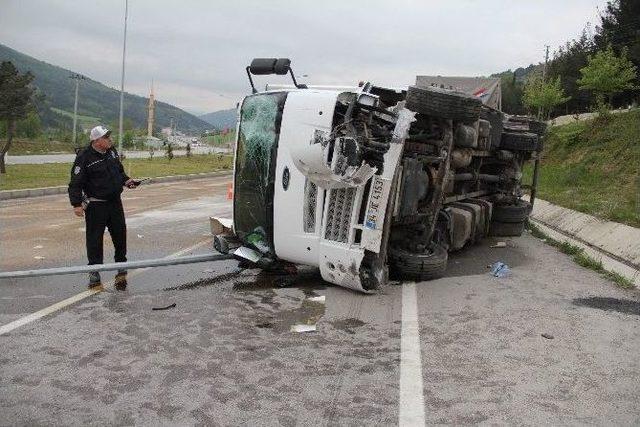 Limon Yüklü Kamyon Devrildi: 2 Yaralı