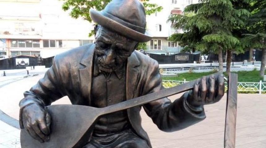 Aşık Veysel Heykelindeki Sazı Kırdılar