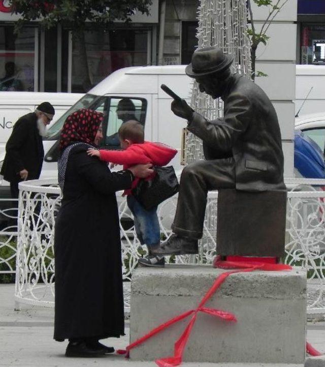 Aşık Veysel Heykelindeki Sazı Kırdılar