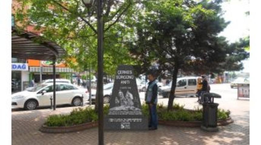 İzmit&rsquo;te &Ccedil;erkes S&uuml;rg&uuml;n&uuml; Anıtı