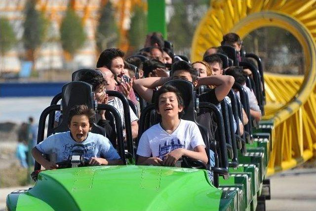 Ankapark’ta Roller Coaster Ve Dönme Dolap Kuyruğu