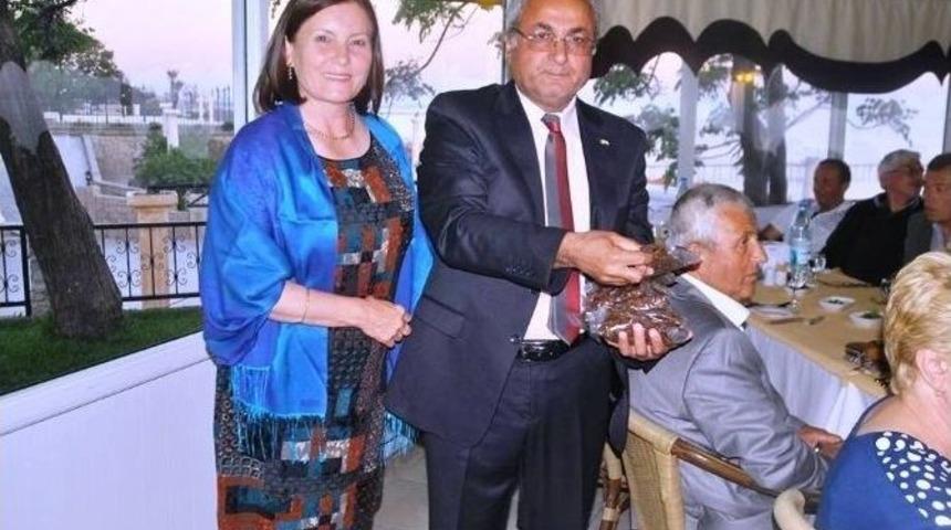 Sarıg&ouml;l&rsquo;de Kuru &Uuml;z&uuml;m&uuml;n Tanıtımı İ&ccedil;in Kollar Sıvandı