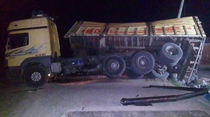 Tekirdağ&rsquo;da Taş Y&uuml;kl&uuml; Kamyon Devrildi