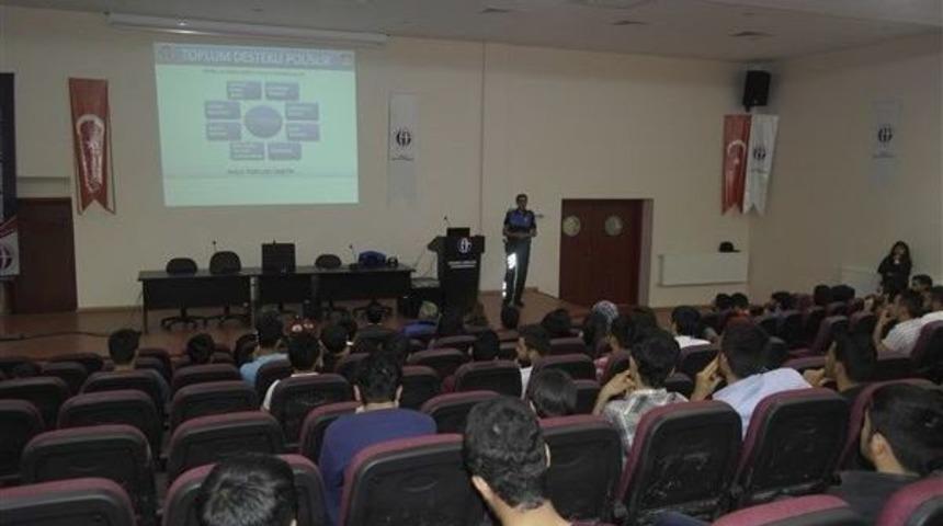 Polislerden &Ouml;ğrencilere Mesleki Sunum