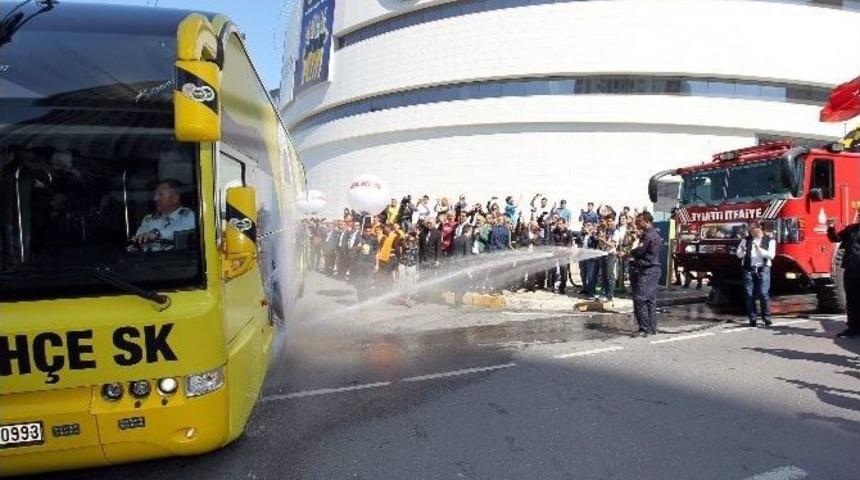 Fenerbah&ccedil;e &Uuml;lker&rsquo;e Coşkulu Uğurlama