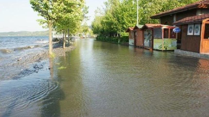 Sapanca Gölü Yükseldi, Sahildeki Yollar Ve Işyerleri Su Altında Kaldı