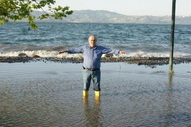 Sapanca Gölü Yükseldi, Sahildeki Yollar Ve Işyerleri Su Altında Kaldı