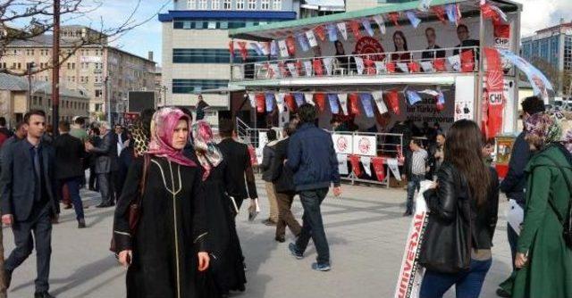 Chp'liler Seçim Kurulu'nun Kararını Halayla Kutladı