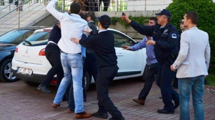 Adliye &Ouml;n&uuml;nde Tekme Tokat Kavgayı Polis G&uuml;&ccedil;l&uuml;kle Ayırdı