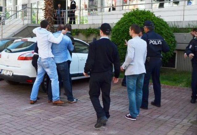 Adliye Önünde Tekme Tokat Kavgayı Polis Güçlükle Ayırdı