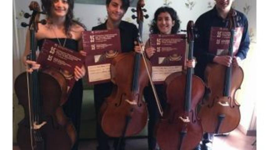 &Ouml;d&uuml;le Doymayan Viyolonselciler