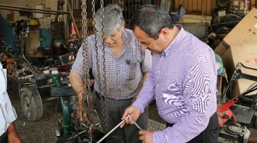 Ak Parti Milletvekili Samani, &Ccedil;apa Makinesi Tamir Etti