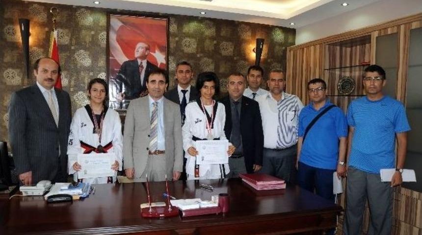 Tekvandocu Kızlara Altın