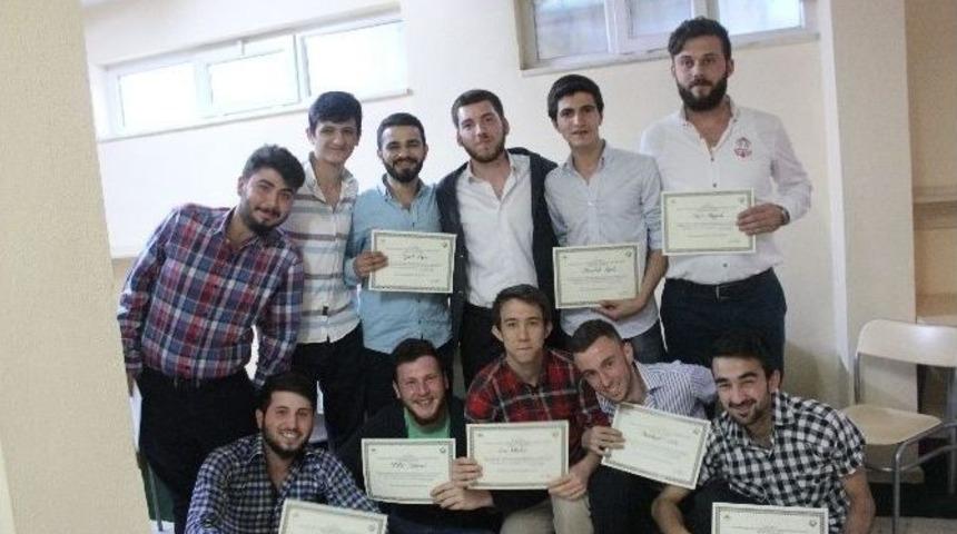 D&uuml;zce İhlas Vakfı Selami Kubilay Erkek &Ouml;ğrenci Yurdunda Mezuniyet Sevinci