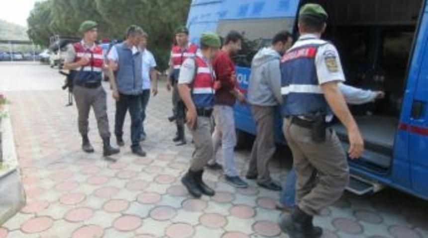 İzmir&rsquo;de Jandarmadan Ka&ccedil;ak G&ouml;&ccedil;men Operasyonu