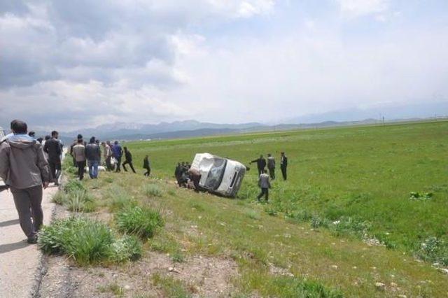 Tarım Işçilerininin Minibüsü Şarampole Yuvarlandı: 11 Yaralı