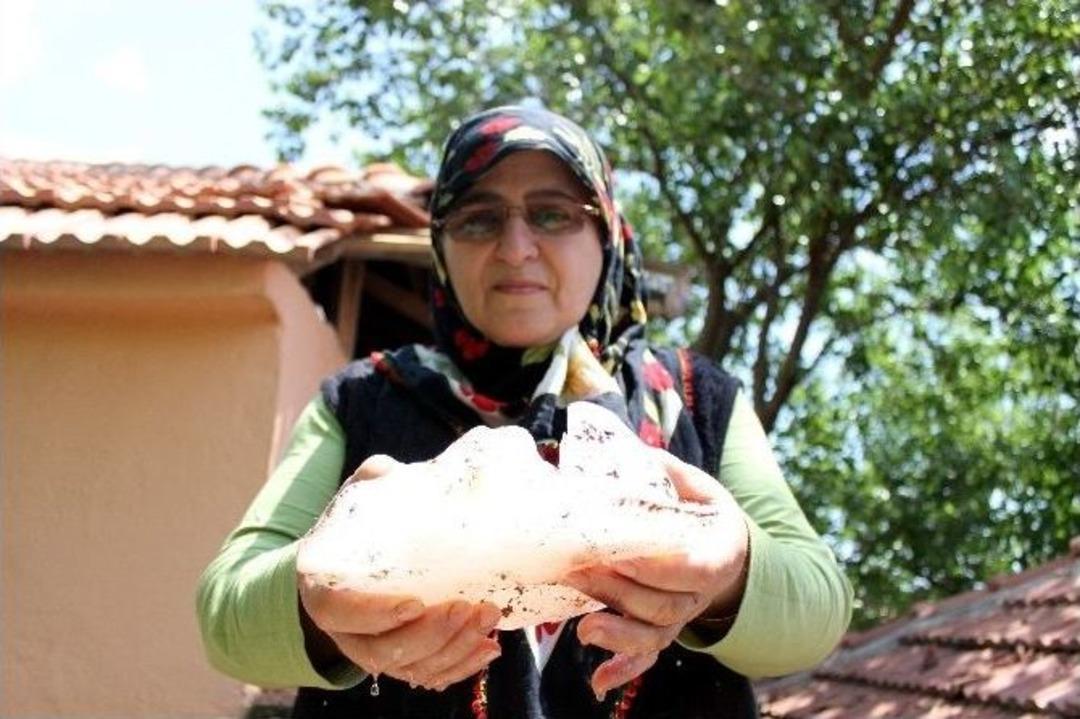 G&ouml;kten Buz K&uuml;tlesi D&uuml;şt&uuml;, Evin &Ccedil;atısı Par&ccedil;alandı