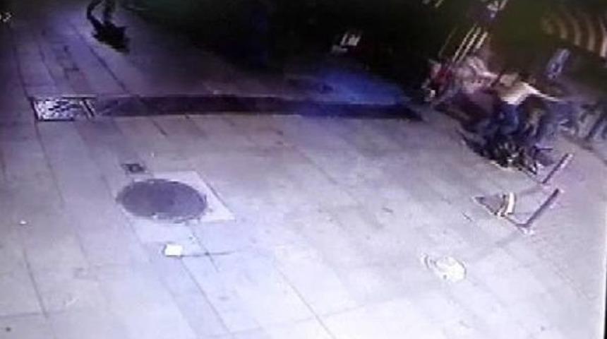 Kadık&ouml;y'de Bahadır Grammeşin'in Hayatını Kaybettiği Kavga G&uuml;venlik Kamerasında