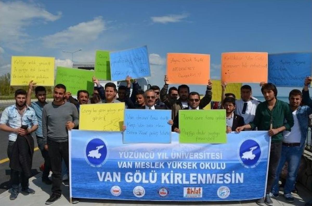 &Ouml;ğrenciler Van G&ouml;l&uuml; Sahilini Temizledi
