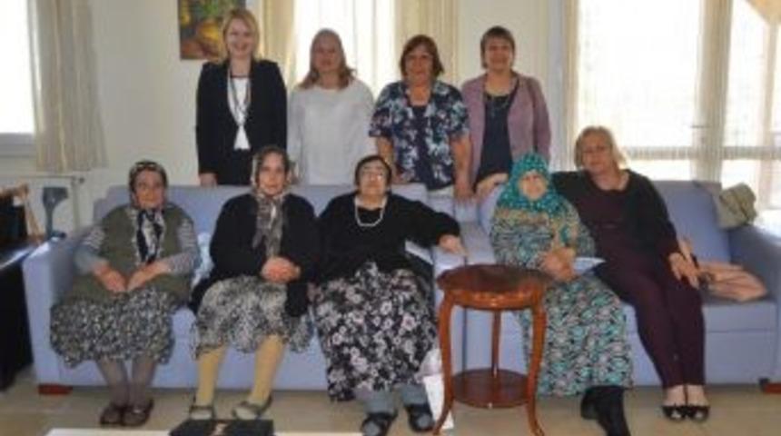 Yaşlılar Evine Anneler G&uuml;n&uuml; Ziyareti