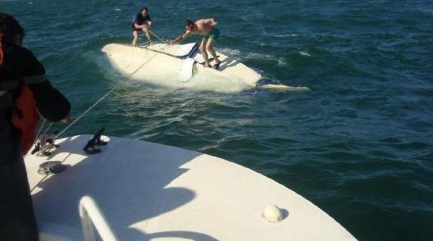 Alabora Olan Teknedekileri Jandarma Kurtardı