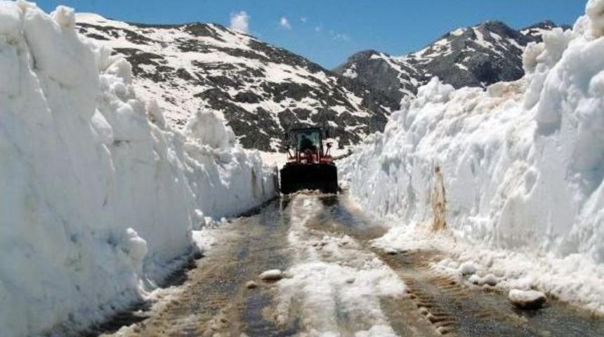 Antalya'da Yayla Yolunda Kar M&uuml;cadelesi