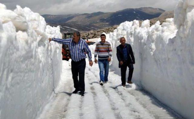 Antalya'da Yayla Yolunda Kar Mücadelesi