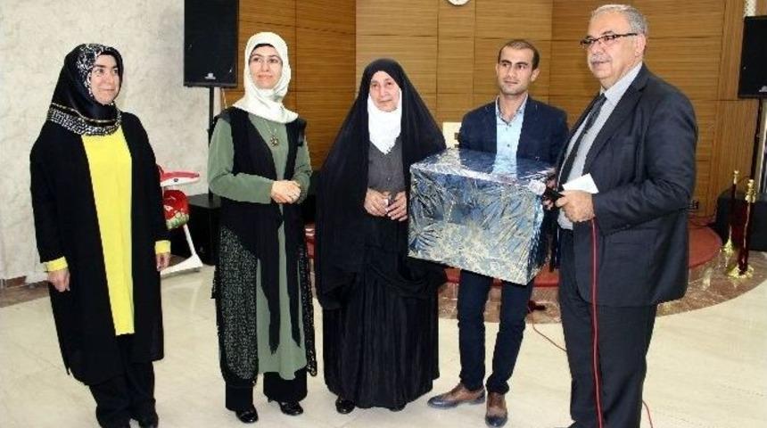 Yatalak Evladına 12 Yıldır Bakan Anne Yılın Annesi Se&ccedil;ildi