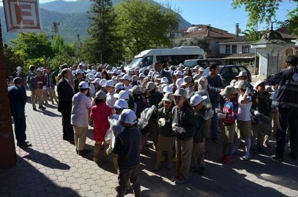 &Ouml;ğrenciler &Ccedil;evre Temizliği Etkinliği Kapsamında Park Ve Bah&ccedil;elerle &Ccedil;&ouml;p Topladı