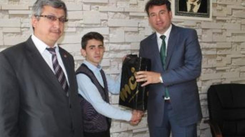 Birinci Olan Beyşehir İmam Hatipli &Ouml;ğrenci &Ouml;d&uuml;llendirildi