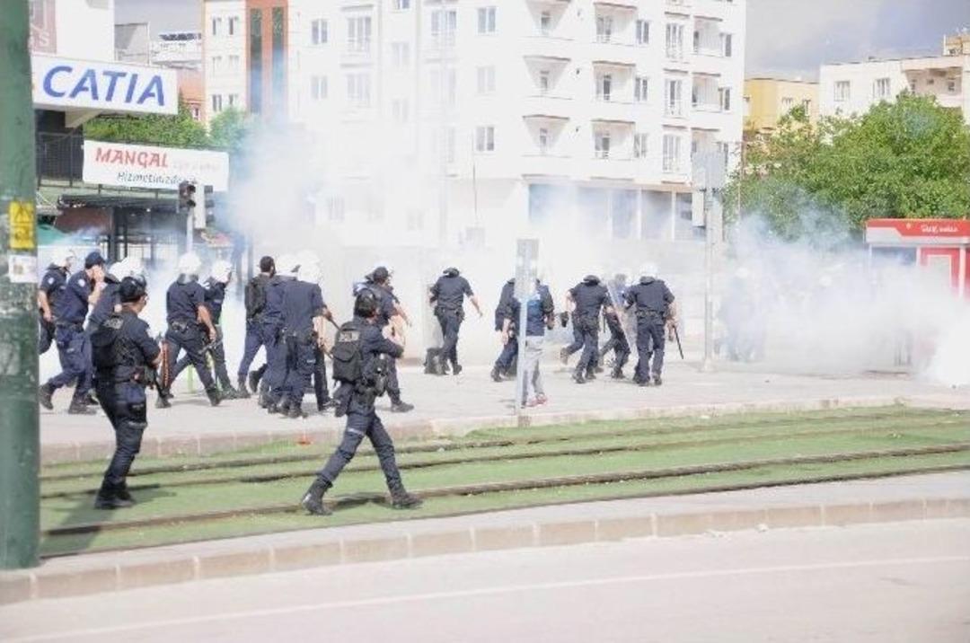 Gaziantep &Uuml;niversitesi&rsquo;nde Karşıt G&ouml;r&uuml;şl&uuml; &Ouml;ğrenciler Arasında Kavga