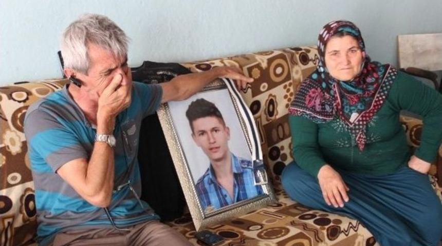 23 Yılın Avuntusu: Bir Tiş&ouml;rt, Bir Fotoğraf Bir De Kemer