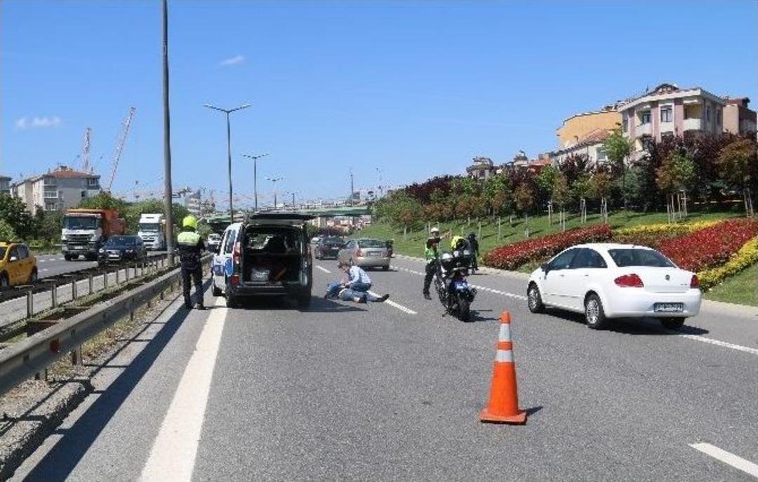 Yanından Ge&ccedil;en Aracın Aynasına &Ccedil;arpınca Kendini Yerde Buldu