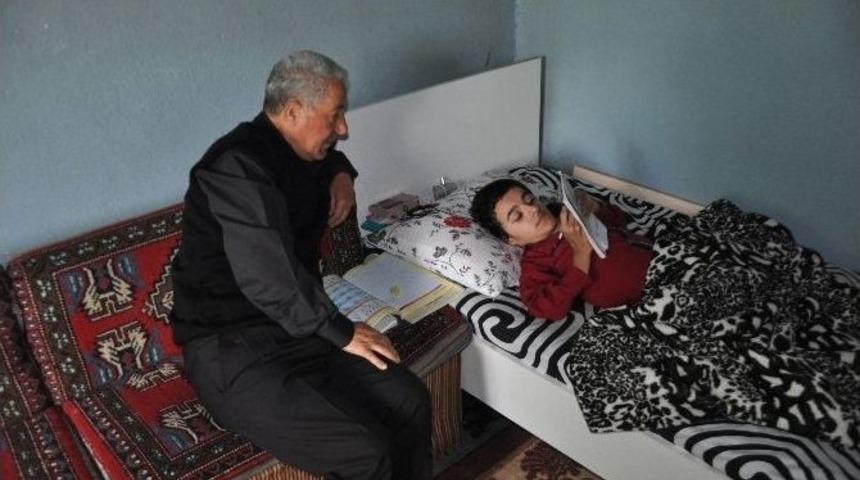 Boz&uuml;y&uuml;k&rsquo;te Cam Kemik Hastası &Ouml;mer&rsquo;e Evinde Okuma Yazma Kursu Veriliyor