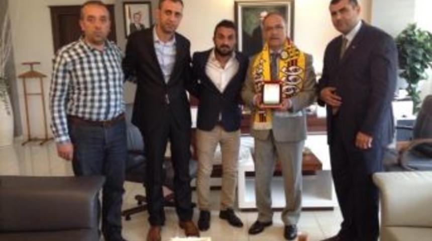 Malatyaspor Taraftarı, Rekt&ouml;r &Ccedil;elik&rsquo;i Ziyaret Etti