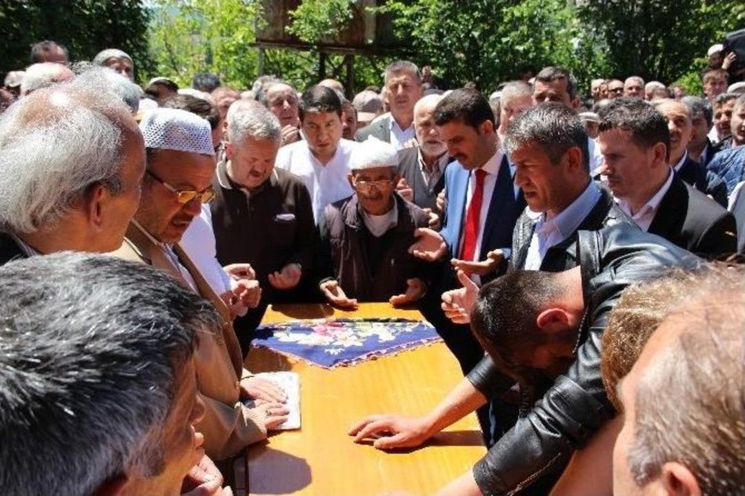 Kucağında &Ouml;len Annesini Son Yolculuğuna Uğurladı