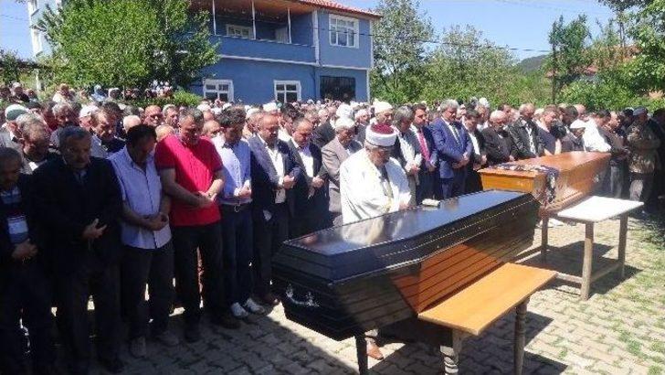 Kucağında Ölen Annesini Son Yolculuğuna Uğurladı G4