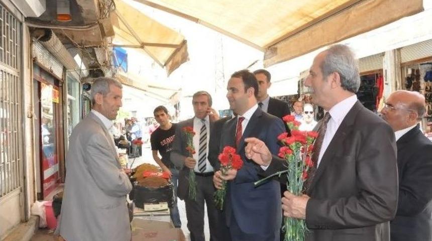 Ahilik Haftası Nedeniyle Esnafa Karanfil Dağıtıldı