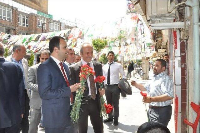 Ahilik Haftası Nedeniyle Esnafa Karanfil Dağıtıldı